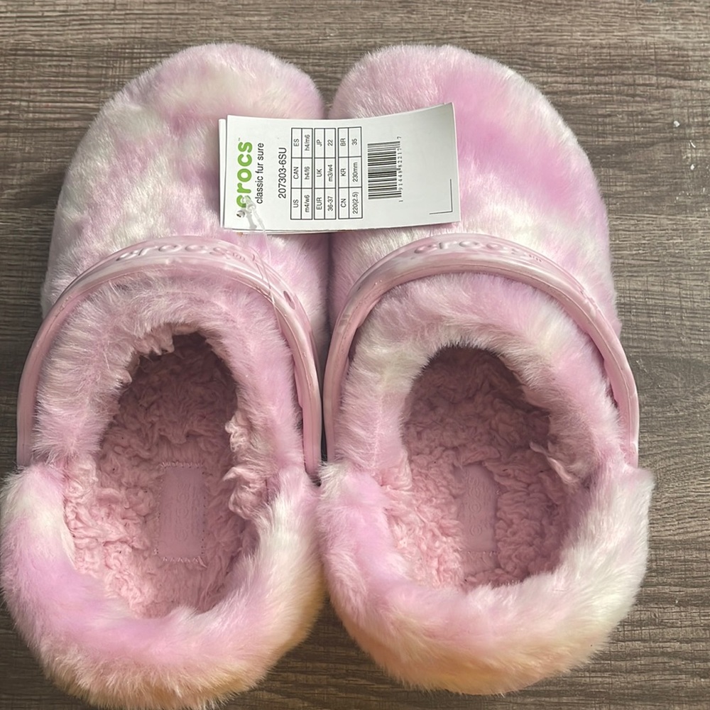 NWT fluffy pink crocs mens size 4- womens size 6